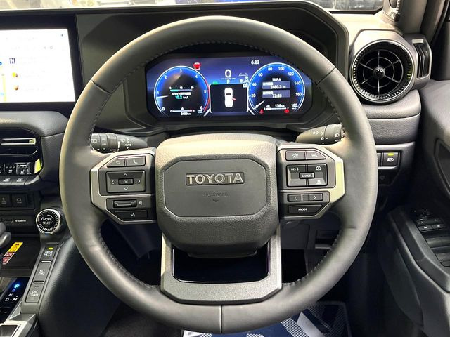 �C���e���A�ɍ��킹���f�U�C���̃X�e�A�����O�́A�^�]�������̂��Ƃ��l���A�^�]���₷���`��A�傫���ł��B�����x�A���ۂɐG���Ă��m���߂��������B