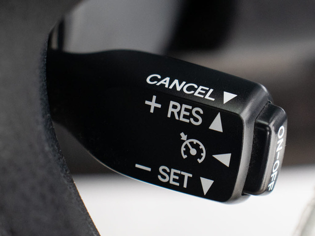 【オートクルーズコントロール】搭載。アクセル操作なしでも車が自動でスピードを保ってくれる機能です長距離の高速は楽々です