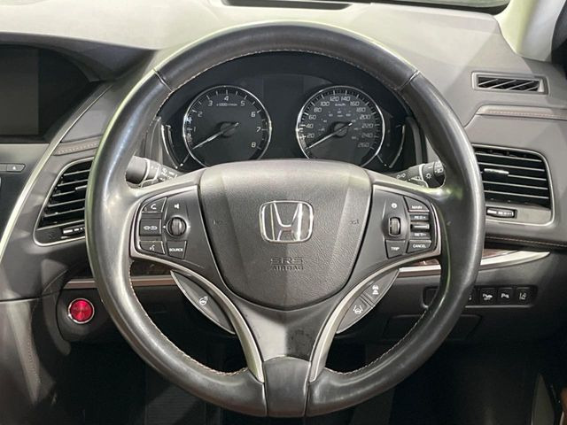 �C���e���A�ɍ��킹���f�U�C���̃X�e�A�����O�́A�^�]�������̂��Ƃ��l���A�^�]���₷���`��A�傫���ł��B�����x�A���ۂɐG���Ă��m���߂��������B