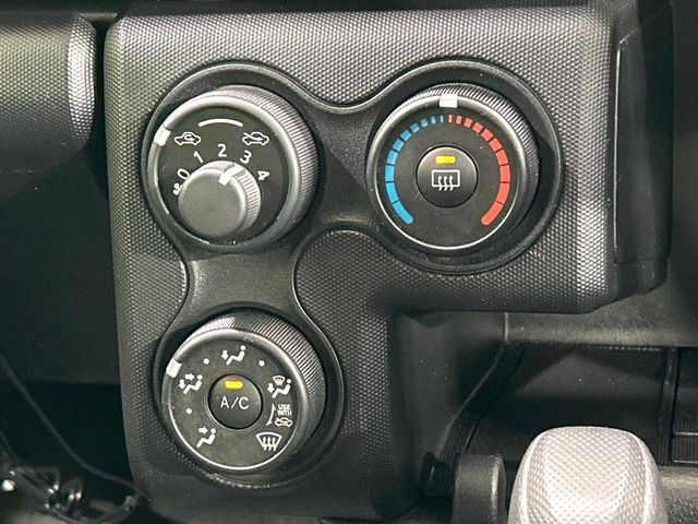 寒い冬も暑い夏も全席に快適な空調を届けてくれる、ダイヤル式エアコンを装備♪