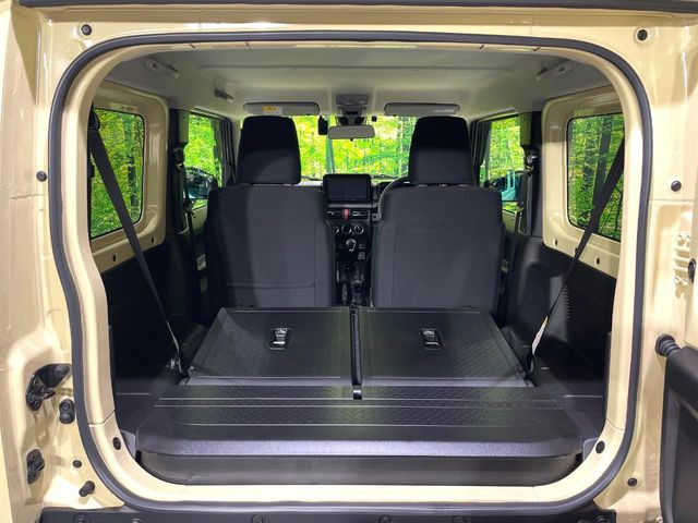 ���i�̂���������ʋ΁A���}���ɏ\���ȉ׎��X�y�[�X���m�ۂ��Ă���܂��B�Z�J���h�V�[�g��|���ƁA�傫�ȉו��̐ύڂ��\�ł���