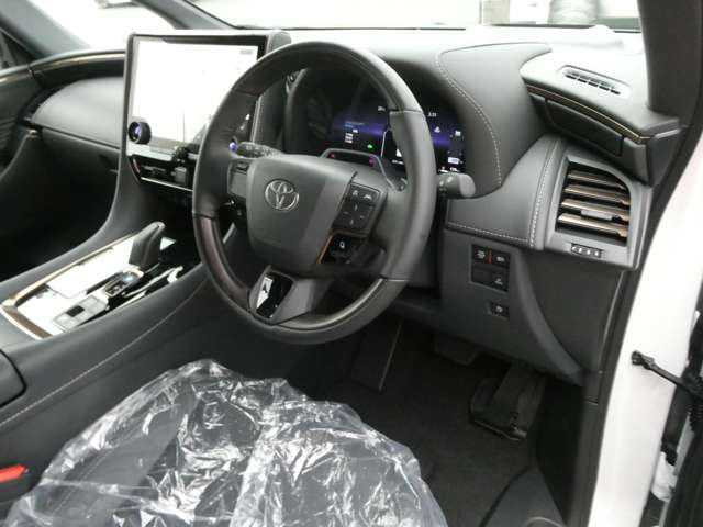 進化されたインパネ周りは、スタイリッシュかつ操作性や視認性にも優れ、飽きのこないデザインになっております!