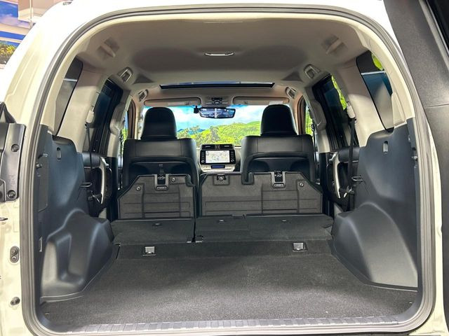 ���i�̂���������ʋ΁A���}���ɏ\���ȉ׎��X�y�[�X���m�ۂ��Ă���܂��B�Z�J���h�V�[�g��|���ƁA�傫�ȉו��̐ύڂ��\�ł���