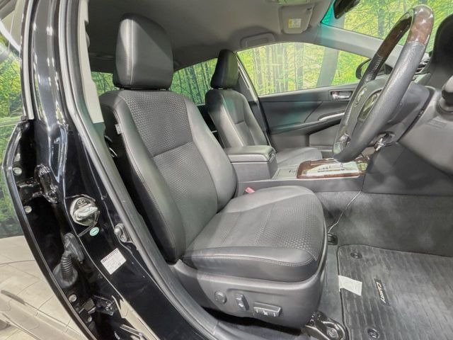 【ハーフレザーシート】高級感と座り心地を両立した人気のシート♪背面・座面のファブリック素材は、通気性の良さや滑りにくさに優れています。気温や服装に左右されず快適にお乗りいただけます。