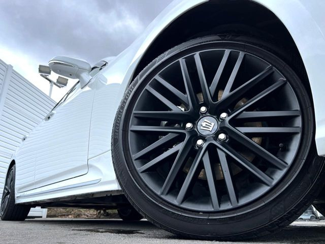 �y�O���[�h��p����18�C���`�A���~�z�C�[���z�f�U�C�����̍��������A���~�z�C�[���𑕒����Ă���܂��B�e��ЊO�A���~�z�C�[����A�X�^�b�h���X�^�C�����戵�����Ă���܂��B���񂲑��k������