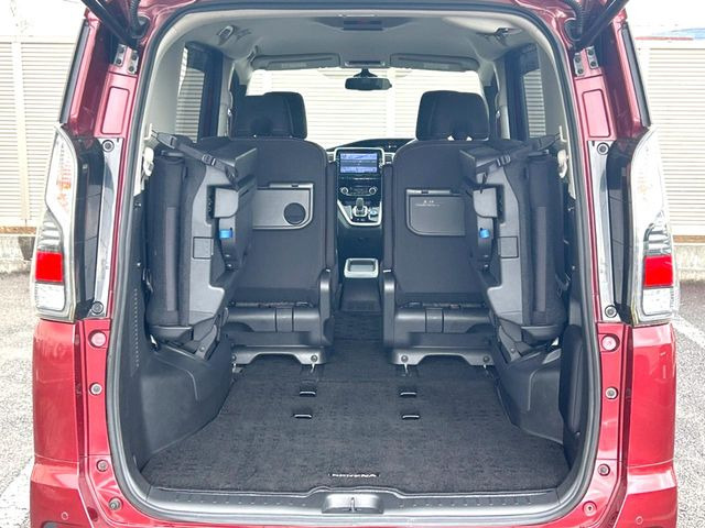 ���i�̂���������ʋ΁A���}���ɏ\���ȉ׎��X�y�[�X���m�ۂ��Ă���܂��B�Z�J���h�V�[�g��|���ƁA�傫�ȉו��̐ύڂ��\�ł���