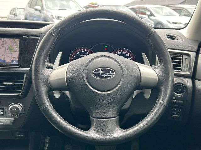 �y�����v�����X�e�A�����O�z�㎿�Ȋv���g�p���邱�ƂŁA��ɂ����������݂ƂĂ��^�]���₷���n���h���ł���