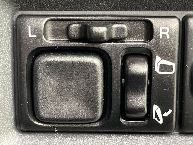 �y�d���i�[�~���[�z�T�C�h�~���[�͓d���i�[���ƂȂ��Ă���A�������ԏ�ł��L�Y�������X�N��}�����܂��B