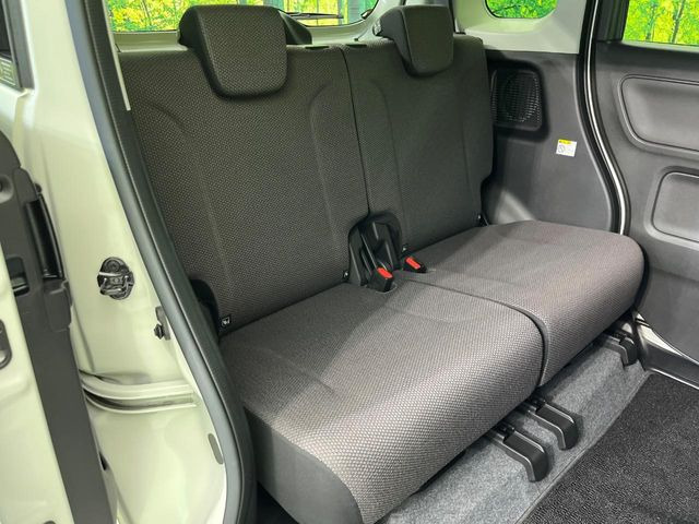広々とした2列目シートは居住性が高く、居心地も快適!友達や家族とのお出かけにぴったりです。ベビーシートやチャイルドシート使用時も快適にお過ごしいただける十分な空間を確保しています。