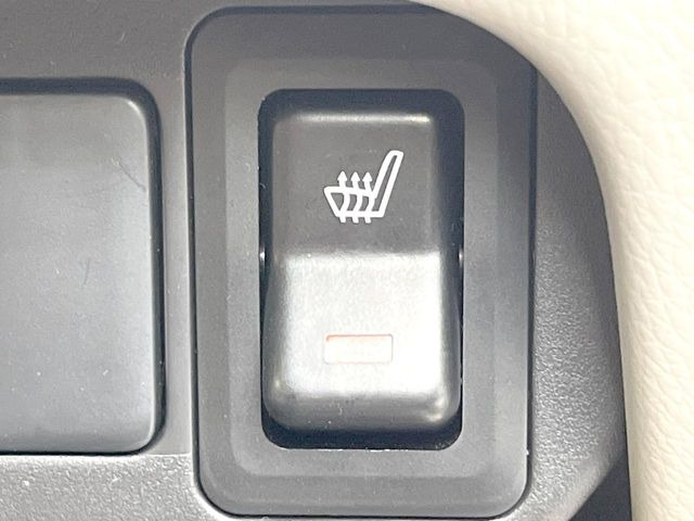 【シートヒーター】寒い日に重宝するシートヒーター!エアコンより早く温まってくれるので寒がりの人も安心ですね♪エアコンの温風は乾燥するから苦手、という方にもをおすすめです。