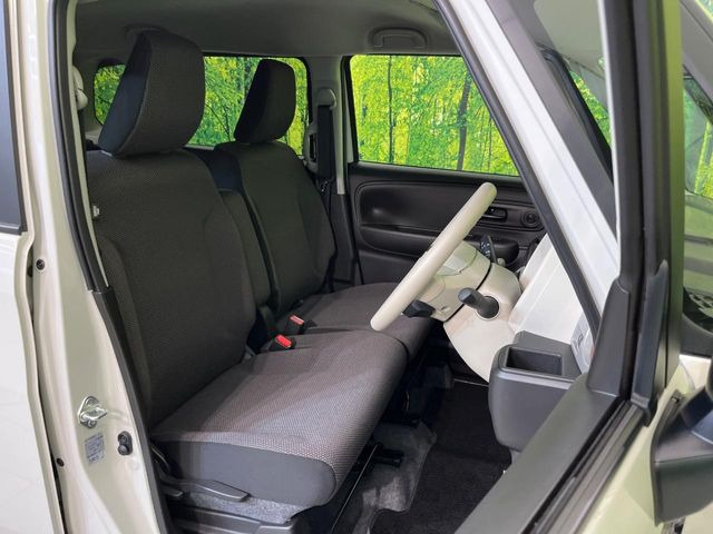 運転席まわりには十分なスペースがあり、大柄な方でもゆったり運転していただける環境です。