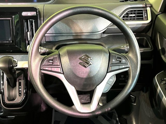 �C���e���A�ɍ��킹���f�U�C���̃X�e�A�����O�́A�^�]�������̂��Ƃ��l���A�^�]���₷���`��A�傫���ł��B�����x�A���ۂɐG���Ă��m���߂��������B