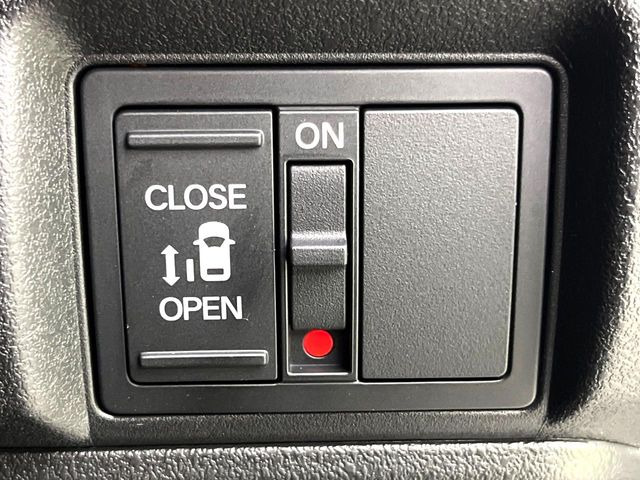 【パワースライドドア】スマートキーや運転席のスイッチでスライドドアの開閉が可能♪電動だから力を入れてドアを開ける必要が無く、小さいお子様でも、重い荷物を持っている時もラクに開け閉めできます♪