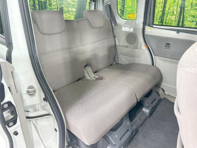 後部座席も気になるようなキズ・汚れやへたり等、大きなダメージはなく、良好な状態です。