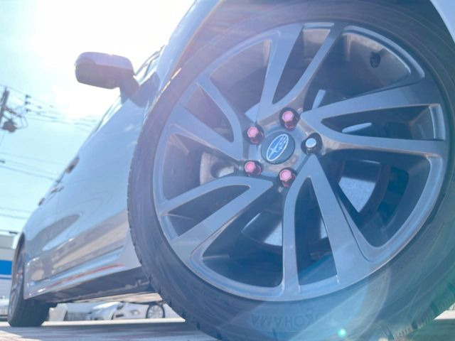 【純正18インチアルミホイール】外観にマッチした純正アルミホイールを装着しております。各種社外アルミホイールや、スタッドレスタイヤも取扱いしております。是非ご相談ください♪