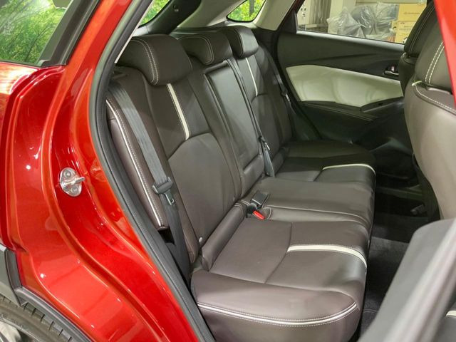 後部座席も気になるようなキズ・汚れやへたり等、大きなダメージはなく、良好な状態です。