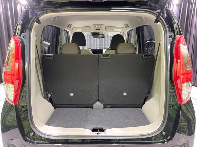 ���i�̂���������ʋ΁A���}���ɏ\���ȉ׎��X�y�[�X���m�ۂ��Ă���܂��B�Z�J���h�V�[�g��|���ƁA�傫�ȉו��̐ύڂ��\�ł���