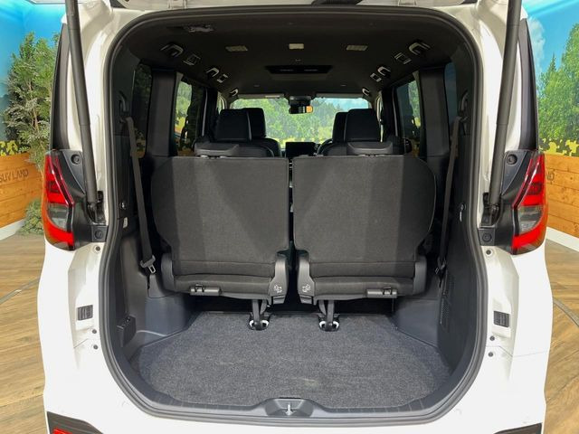 ���i�̂���������ʋ΁A���}���ɏ\���ȉ׎��X�y�[�X���m�ۂ��Ă���܂��B�Z�J���h�V�[�g��|���ƁA�傫�ȉו��̐ύڂ��\�ł���