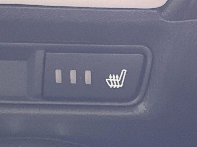 【シートヒーター】寒い日に重宝するシートヒーター!エアコンより早く温まってくれるので寒がりの人も安心ですね♪エアコンの温風は乾燥するから苦手、という方にもをおすすめです。