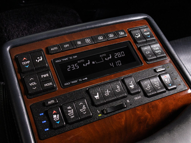 上級グレードならではの豪華後席コンソール!