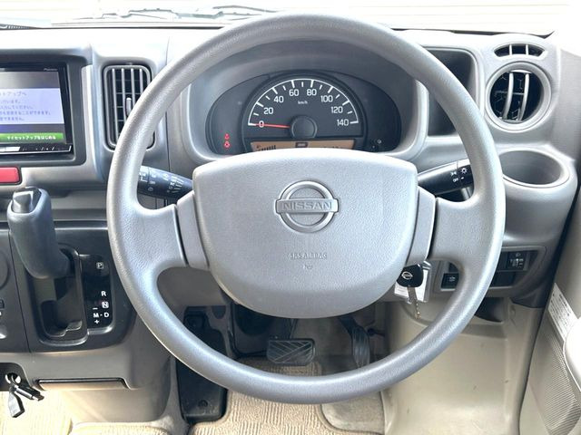 �C���e���A�ɍ��킹���f�U�C���̃X�e�A�����O�́A�^�]�������̂��Ƃ��l���A�^�]���₷���`��A�傫���ł��B�����x�A���ۂɐG���Ă��m���߂��������B