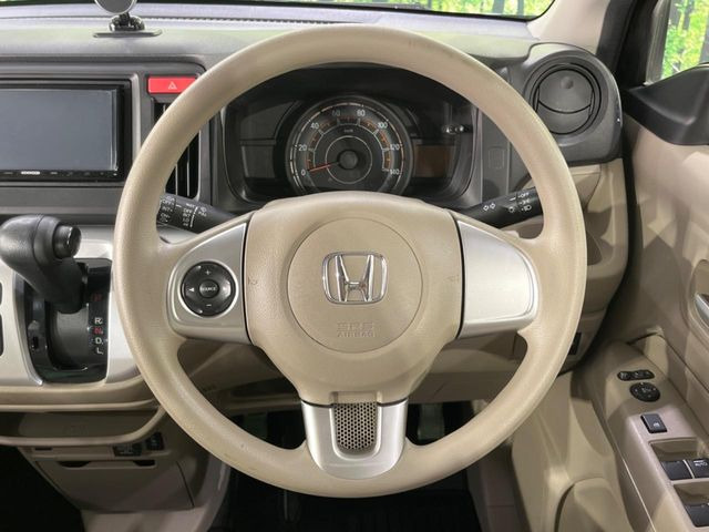 �C���e���A�ɍ��킹���f�U�C���̃X�e�A�����O�́A�^�]�������̂��Ƃ��l���A�^�]���₷���`��A�傫���ł��B�����x�A���ۂɐG���Ă��m���߂��������B