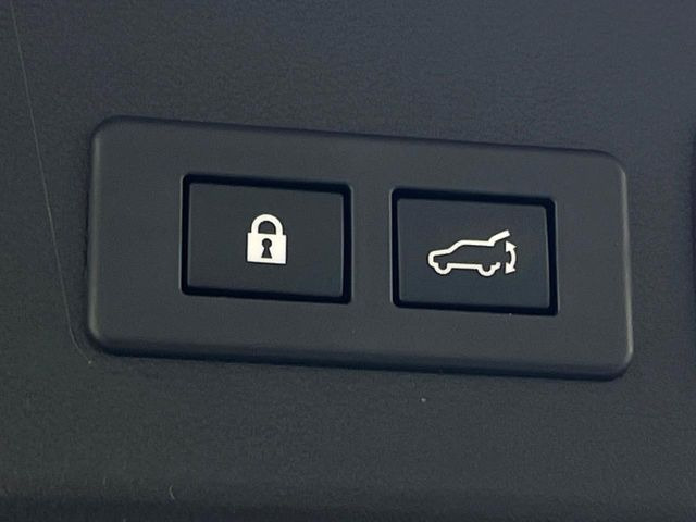 【パワーバックドア】スマートキーや運転席のボタンを押すだけでリアゲートが自動で開閉します!荷物を持っている時や、高い位置にあるバックドアを閉める際に便利な機能です♪