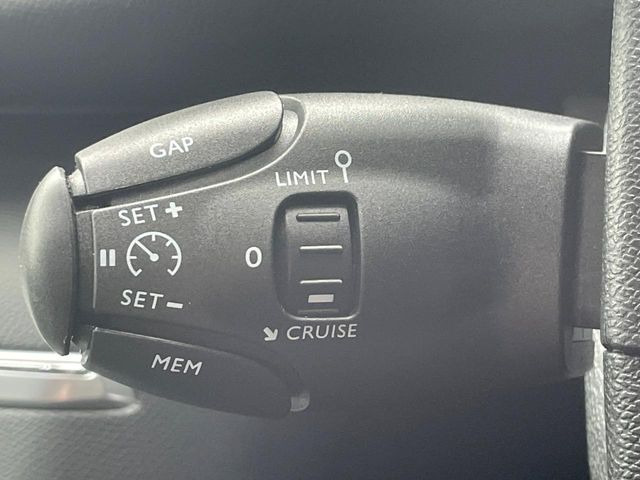 ●レーダークルーズコントロール:前の車との車間距離を一定にとりつつ、一定速度で自動走行してくれる次世代のクルーズコントロール!主に高速道路や自動車専用道路で使用する便利な機能です!