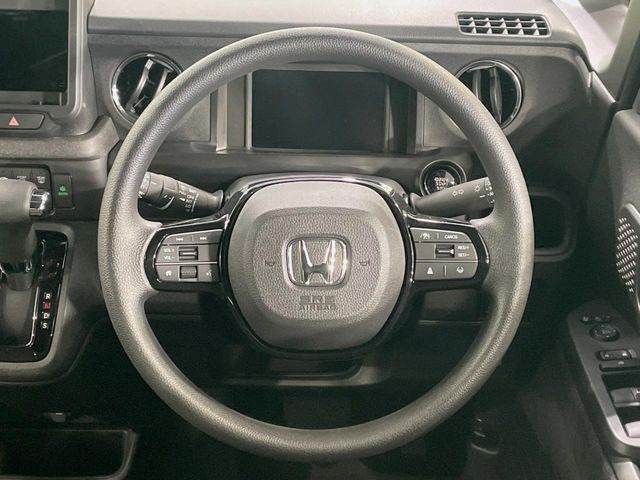 �C���e���A�ɍ��킹���f�U�C���̃X�e�A�����O�́A�^�]�������̂��Ƃ��l���A�^�]���₷���`��A�傫���ł��B�����x�A���ۂɐG���Ă��m���߂��������B