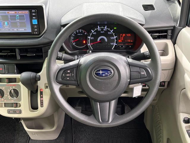 �C���e���A�ɍ��킹���f�U�C���̃X�e�A�����O�́A�^�]�������̂��Ƃ��l���A�^�]���₷���`��A�傫���ł��B�����x�A���ۂɐG���Ă��m���߂��������B