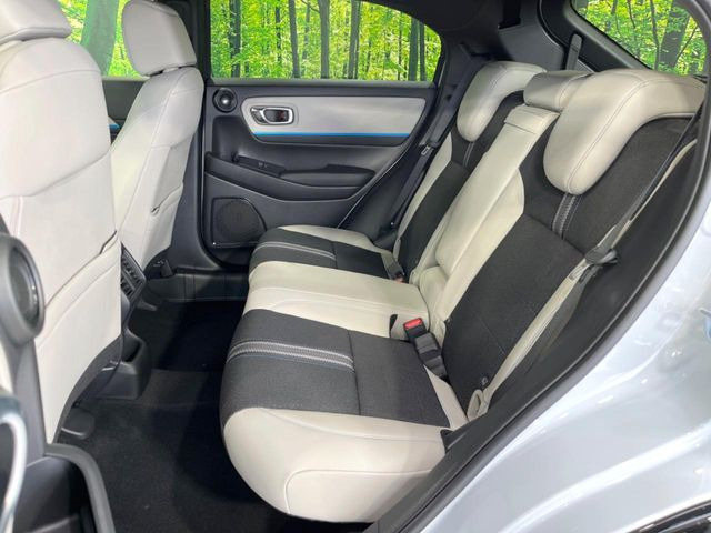 高品質なオリジナルフロアマットもオプションにてご用意しております。お好きなデザインやカラーをお車に合わせて選んでいただくことができます♪