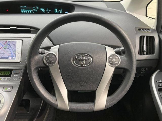 �C���e���A�ɍ��킹���f�U�C���̃X�e�A�����O�́A�^�]�������̂��Ƃ��l���A�^�]���₷���`��A�傫���ł��B�����x�A���ۂɐG���Ă��m���߂��������B