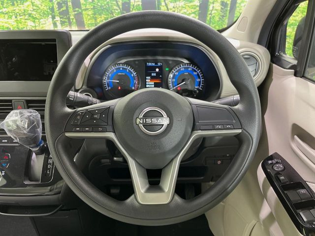 �C���e���A�ɍ��킹���f�U�C���̃X�e�A�����O�́A�^�]�������̂��Ƃ��l���A�^�]���₷���`��A�傫���ł��B�����x�A���ۂɐG���Ă��m���߂��������B