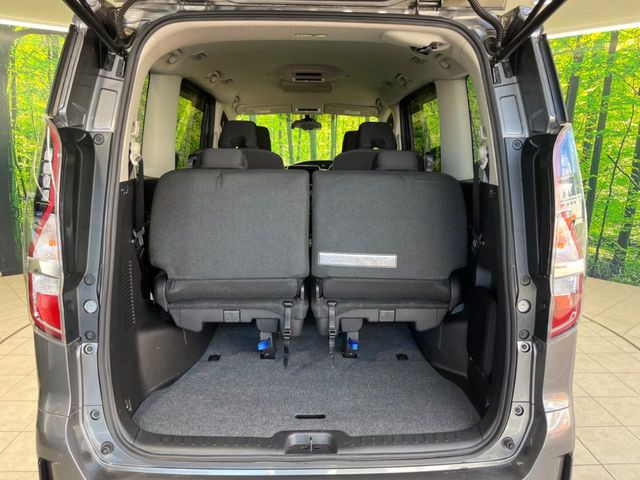 普段のお買い物や通勤、送迎等に十分な荷室スペースを確保しております。セカンドシートを倒すと、大きな荷物の積載も可能です♪