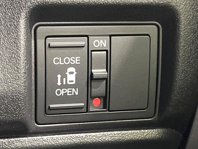 【パワースライドドア】スマートキーや運転席のスイッチでスライドドアの開閉が可能♪電動だから力を入れてドアを開ける必要が無く、小さいお子様でも、重い荷物を持っている時もラクに開け閉めできます♪