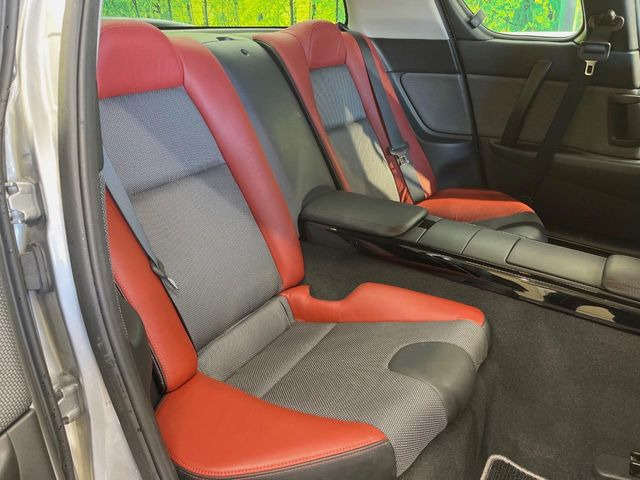 後部座席も気になるようなキズ・汚れやへたり等、大きなダメージは少なく、良好な状態です。
