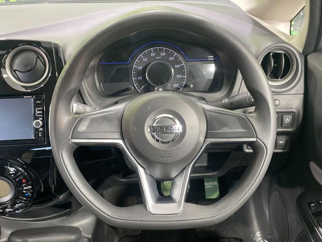 �C���e���A�ɍ��킹���f�U�C���̃X�e�A�����O�́A�^�]�������̂��Ƃ��l���A�^�]���₷���`��A�傫���ł��B�����x�A���ۂɐG���Ă��m���߂��������B