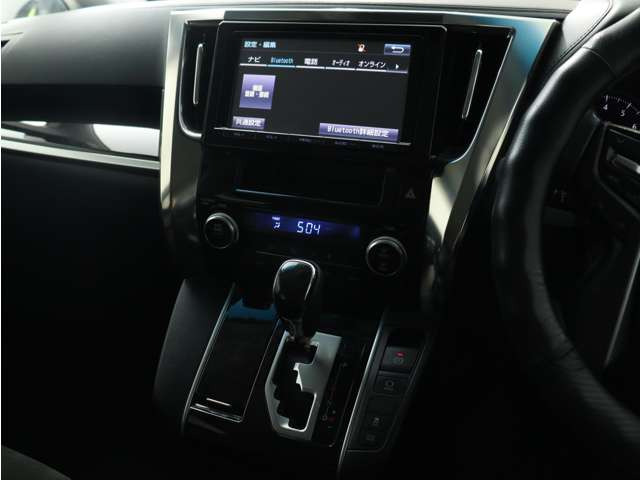 �y����9�C���`�i�r�Q�[�V�����V�X�e�������zBluetooth�ڑ��͂������ACD��DVD�Đ��A�����^���@�\�ȂǑ��ʂȋ@�\����葵���Ă���܂�!