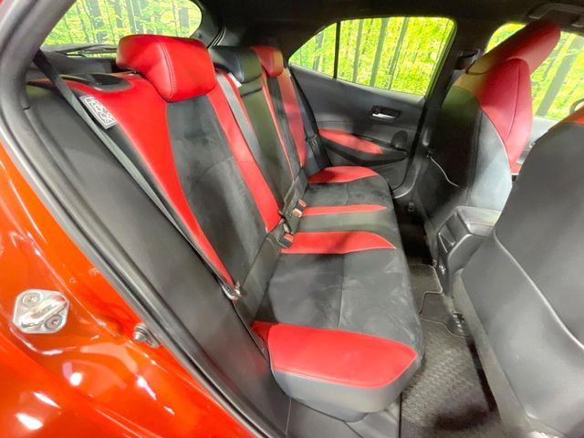 後部座席も気になるようなキズ・汚れやへたり等、大きなダメージはなく、良好な状態です。