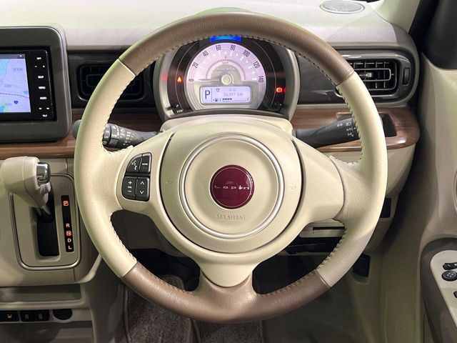 �C���e���A�ɍ��킹���f�U�C���̃X�e�A�����O�́A�^�]�������̂��Ƃ��l���A�^�]���₷���`��A�傫���ł��B�����x�A���ۂɐG���Ă��m���߂��������B