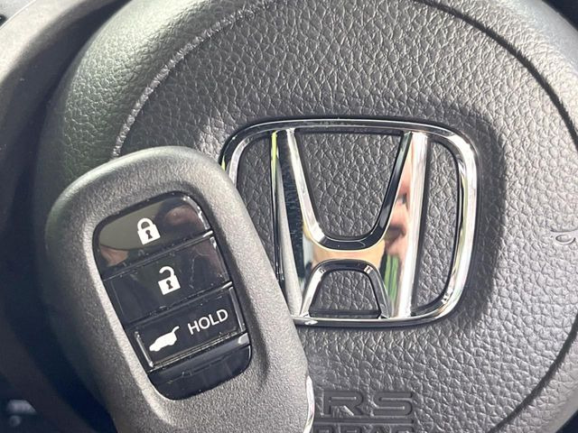 【Hondaスマートキー】カバンやポケットに入れたままでもドアの施錠・解錠が可能なスマートキーを装備。エンジンのオン・オフ時もカギを取り出す必要が無いからとっても便利です♪