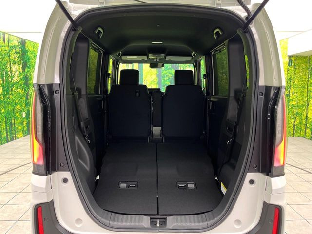 普段のお買い物や通勤、送迎等に十分な荷室スペースを確保しております。セカンドシートを倒すと、大きな荷物の積載も可能です♪