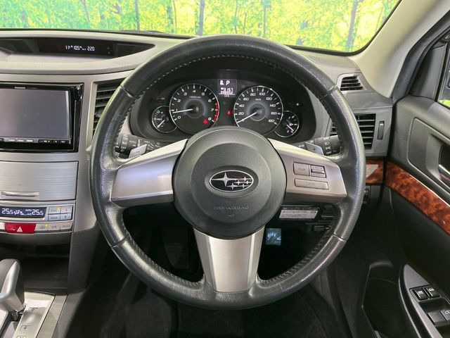 �C���e���A�ɍ��킹���f�U�C���̃X�e�A�����O�́A�^�]�������̂��Ƃ��l���A�^�]���₷���`��A�傫���ł��B�����x�A���ۂɐG���Ă��m���߂��������B