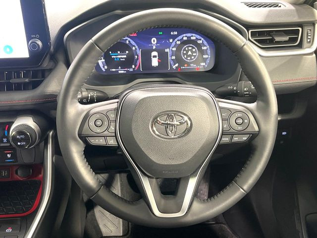 �C���e���A�ɍ��킹���f�U�C���̃X�e�A�����O�́A�^�]�������̂��Ƃ��l���A�^�]���₷���`��A�傫���ł��B�����x�A���ۂɐG���Ă��m���߂��������B