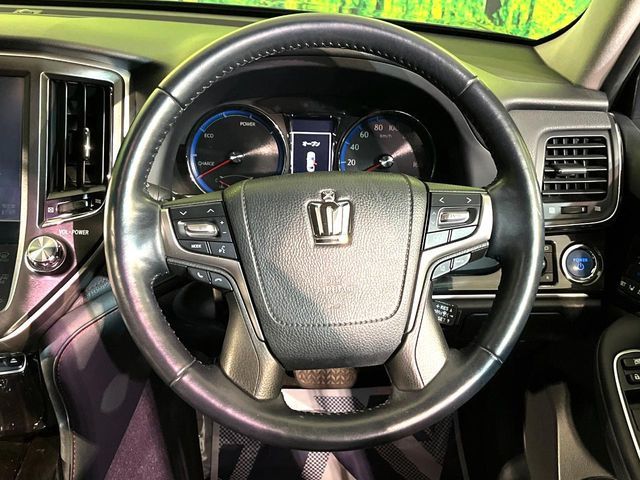 �C���e���A�ɍ��킹���f�U�C���̃X�e�A�����O�́A�^�]�������̂��Ƃ��l���A�^�]���₷���`��A�傫���ł��B�����x�A���ۂɐG���Ă��m���߂��������B