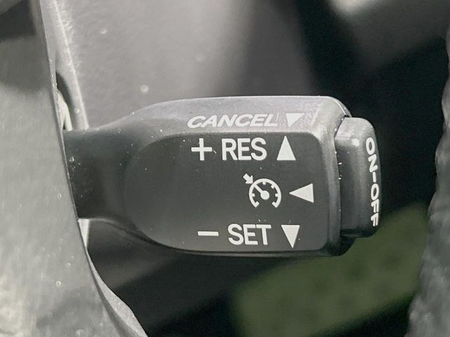 【クルーズコントロール】高速道路もラクラク走行。アクセルを離しても一定速度で走行ができ、長距離運転時の負担を軽減!加速・減速も簡単なスイッチ操作で調整できます。