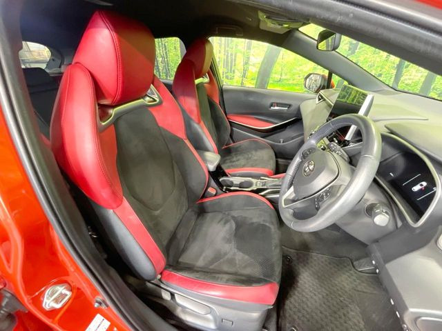 【オプション革コンビシート】汚れのふき取りが容易でメンテナンスもが簡単な、機能性に優れる合成皮革を採用した上質なシートです。座り心地もよく、高級感あふれる心地良い車内空間をを演出してくれます。