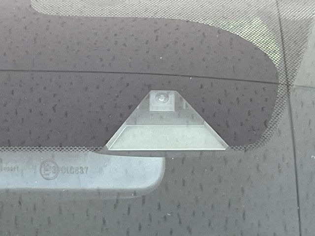 �y�G�}�[�W�F���V�[�u���[�L�z���s���ɑO���̎ԗ�����F�����A�Փ˂������Ȏ��͌x��ƃu���[�L�ŏՓˉ���Ɣ�Q�y�����A�V�X�g�B�����S�Ƀh���C�u�����y���݂��������܂��B