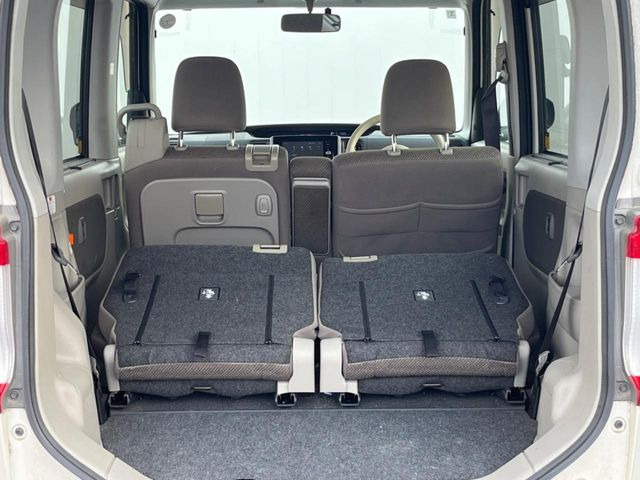 普段のお買い物や通勤、送迎等に十分な荷室スペースを確保しております。セカンドシートを倒すと、大きな荷物の積載も可能です♪