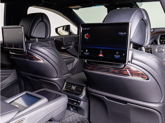 後席専用リアエンターテイメントシステム完備!